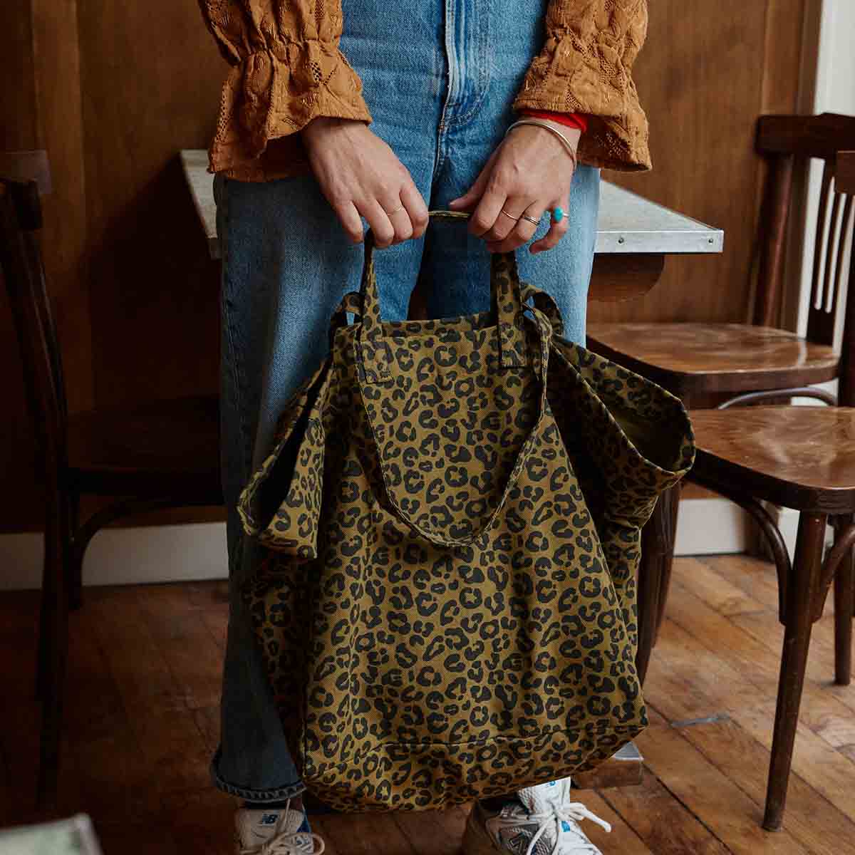 Rose in April Tasche Elisa Graou Olivegrün