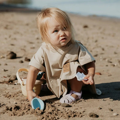 Cloby UV Poncho sandy beach
